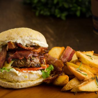Hamburger met bacon en avocado