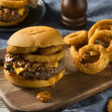 Hamburger met crispy onion rings en barbecuesaus