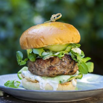 Lamsburger met yoghurtsaus