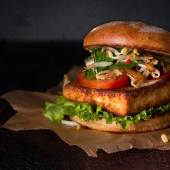Vegan tofu burger met Aziatische toets