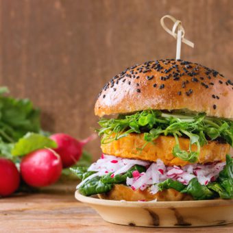 Zoete aardappelburger met radijs