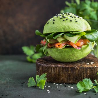 Avocado burger met zalm en groene groenten