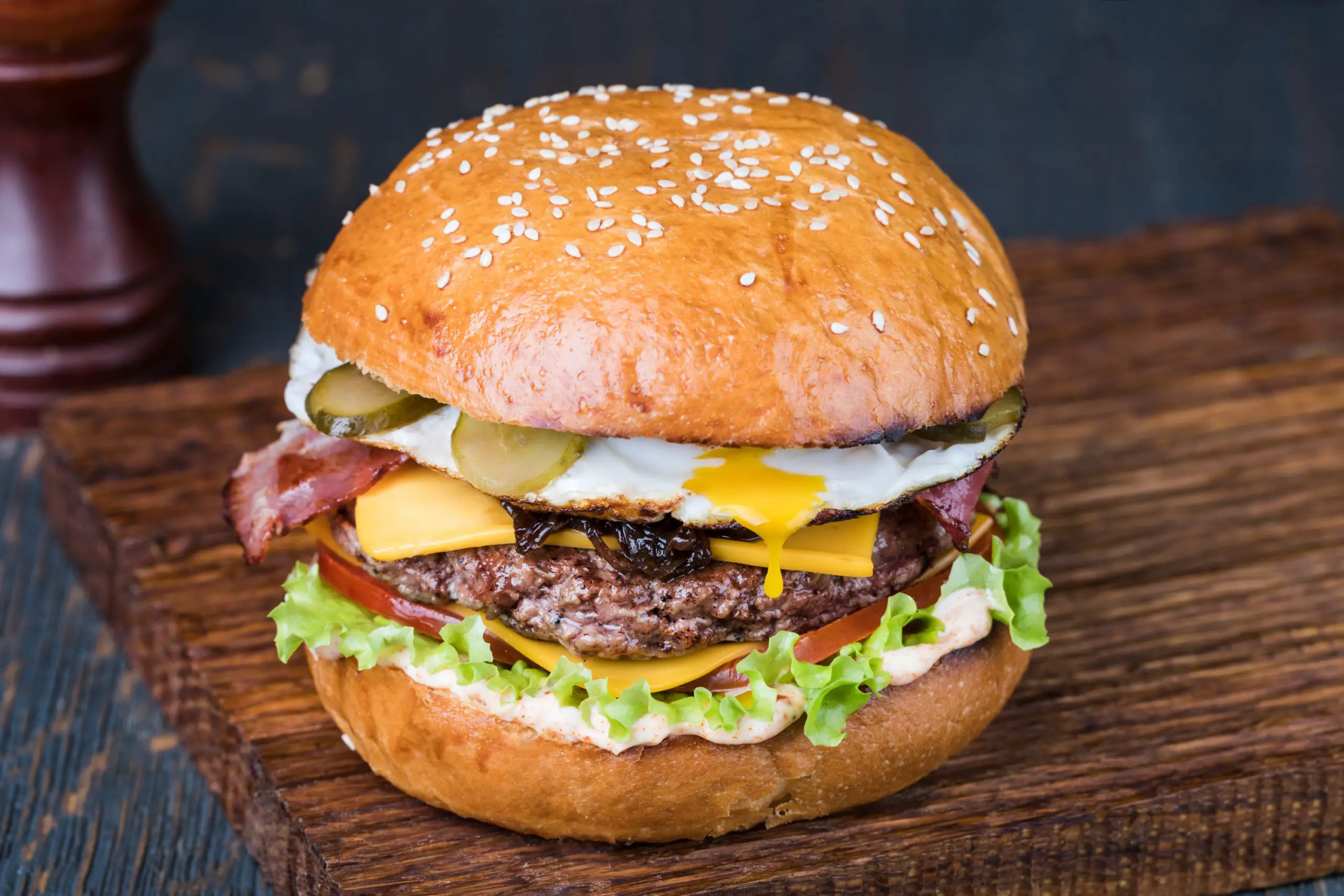 bacon and egg burger -