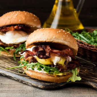 Bacon burger met gepocheerd ei