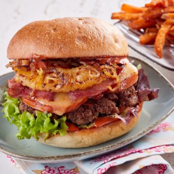 Hamburger met ham, kaas en ananas