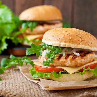 Hamburger met gegrilde kip