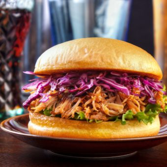 Pulled pork burger met rode kool