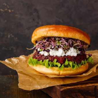 Rode bietenburger met scheutjes en ricotta